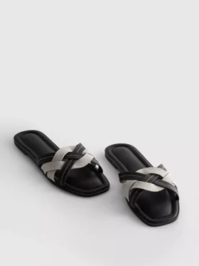 Mules mit geflochtenen Riemen