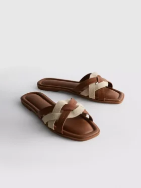 Mules mit geflochtenen Riemen