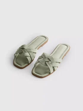 Mules mit geflochtenen Riemen