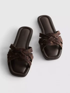 Mules mit geflochtenen Riemen