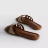 Mules mit geflochtenen Riemen Mules mit geflochtenen Riemen