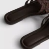 Mules mit geflochtenen Riemen Mules mit geflochtenen Riemen