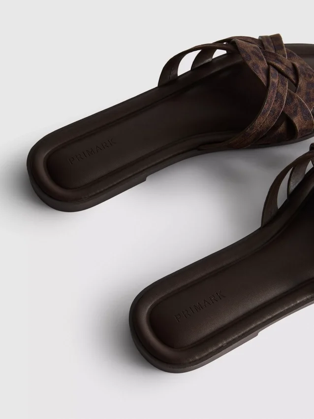 Mules mit geflochtenen Riemen Mules mit geflochtenen Riemen