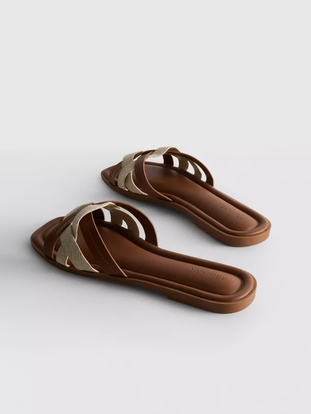 Mules mit geflochtenen Riemen Mules mit geflochtenen Riemen