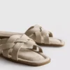 Mules mit geflochtenen Riemen Mules mit geflochtenen Riemen