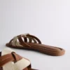 Mules mit geflochtenen Riemen Mules mit geflochtenen Riemen