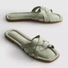 Mules mit geflochtenen Riemen Mules mit geflochtenen Riemen