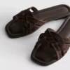 Mules mit geflochtenen Riemen Mules mit geflochtenen Riemen