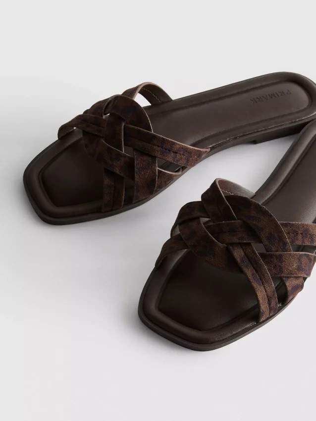 Mules mit geflochtenen Riemen Mules mit geflochtenen Riemen