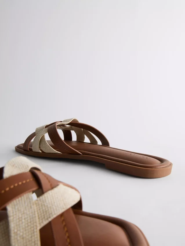 Mules mit geflochtenen Riemen Mules mit geflochtenen Riemen