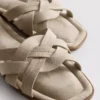 Mules mit geflochtenen Riemen Mules mit geflochtenen Riemen