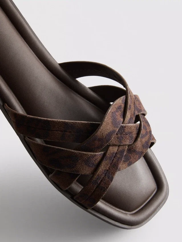 Mules mit geflochtenen Riemen Mules mit geflochtenen Riemen