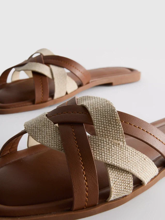 Mules mit geflochtenen Riemen Mules mit geflochtenen Riemen
