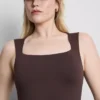 Nahtloser Body mit quadratischem Ausschnitt
