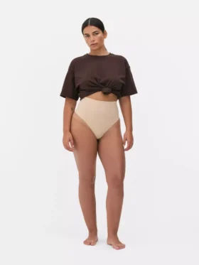 Nahtloser, figurformender String mit hoher Taille