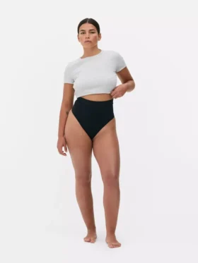Nahtloser, figurformender String mit hoher Taille