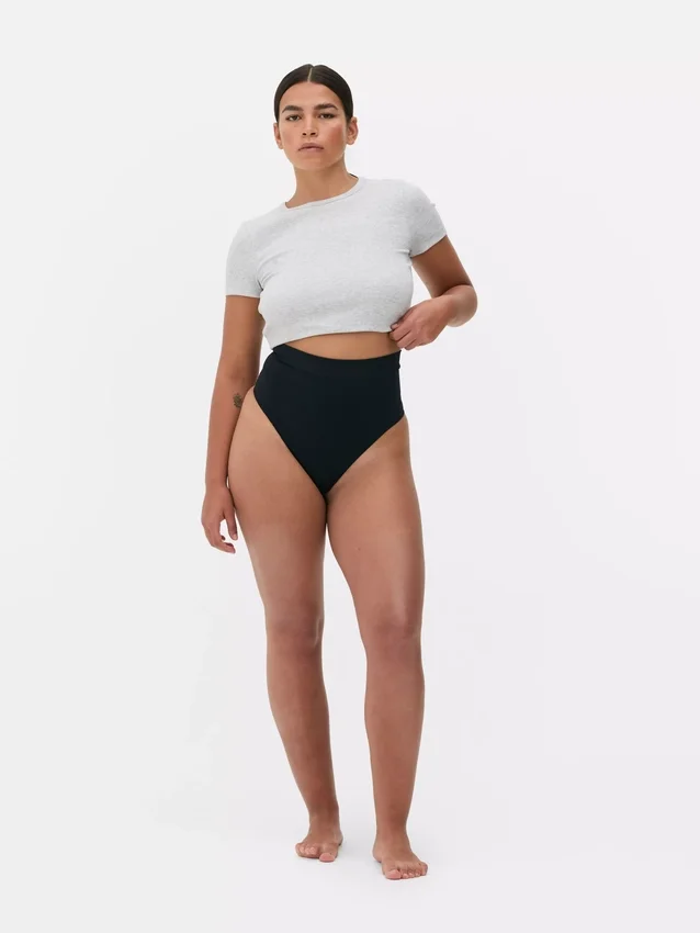 Nahtloser, figurformender String mit hoher Taille Nahtloser, figurformender String mit hoher Taille