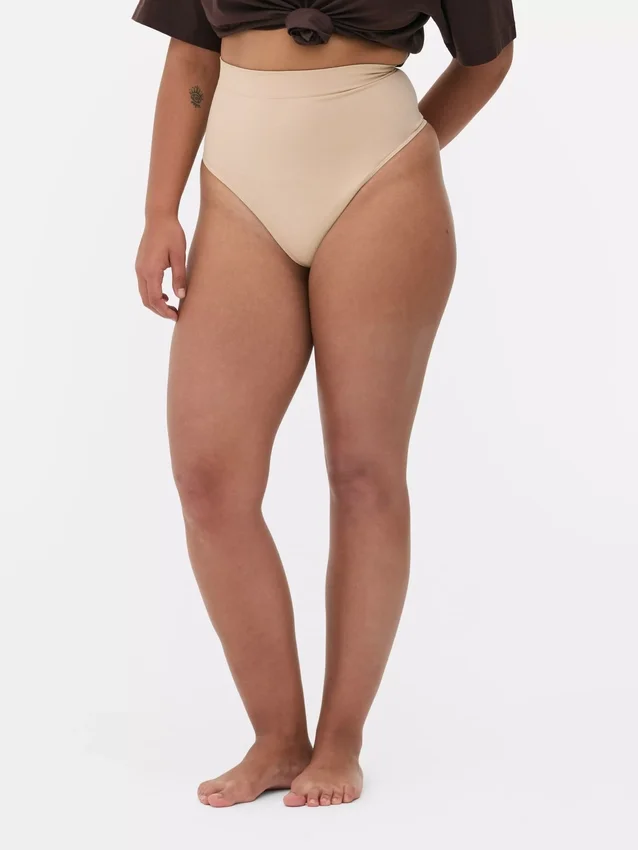 Nahtloser, figurformender String mit hoher Taille Nahtloser, figurformender String mit hoher Taille