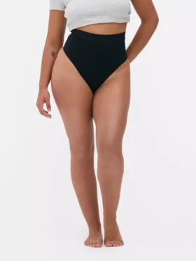 Nahtloser, figurformender String mit hoher Taille