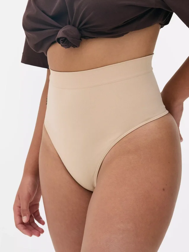 Nahtloser, figurformender String mit hoher Taille Nahtloser, figurformender String mit hoher Taille
