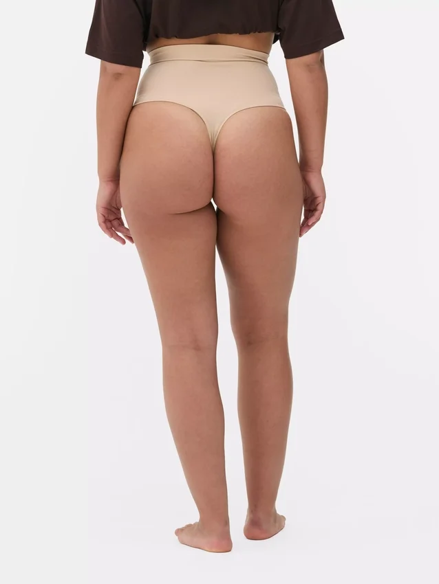 Nahtloser, figurformender String mit hoher Taille Nahtloser, figurformender String mit hoher Taille