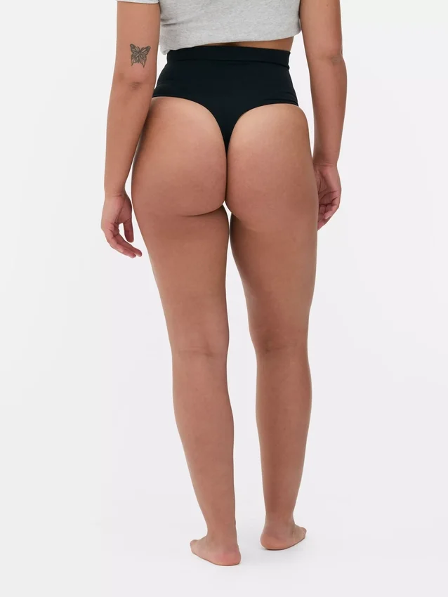 Nahtloser, figurformender String mit hoher Taille Nahtloser, figurformender String mit hoher Taille