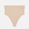 Nahtloser, figurformender String mit hoher Taille Nahtloser, figurformender String mit hoher Taille