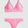 Nahtloses, gepolstertes Set aus Triangel-BH und String Nahtloses, gepolstertes Set aus Triangel-BH und String