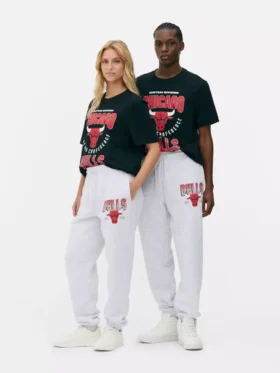 NBA Chicago Bulls Jogginghosen mit Kordelzug NBA Chicago Bulls Jogginghosen mit Kordelzug