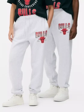 NBA Chicago Bulls Jogginghosen mit Kordelzug NBA Chicago Bulls Jogginghosen mit Kordelzug