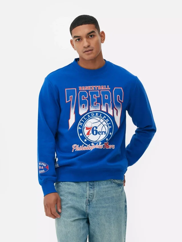 NBA Philadelphia 76ers Sweatshirt mit Grafikdruck NBA Philadelphia 76ers Sweatshirt mit Grafikdruck