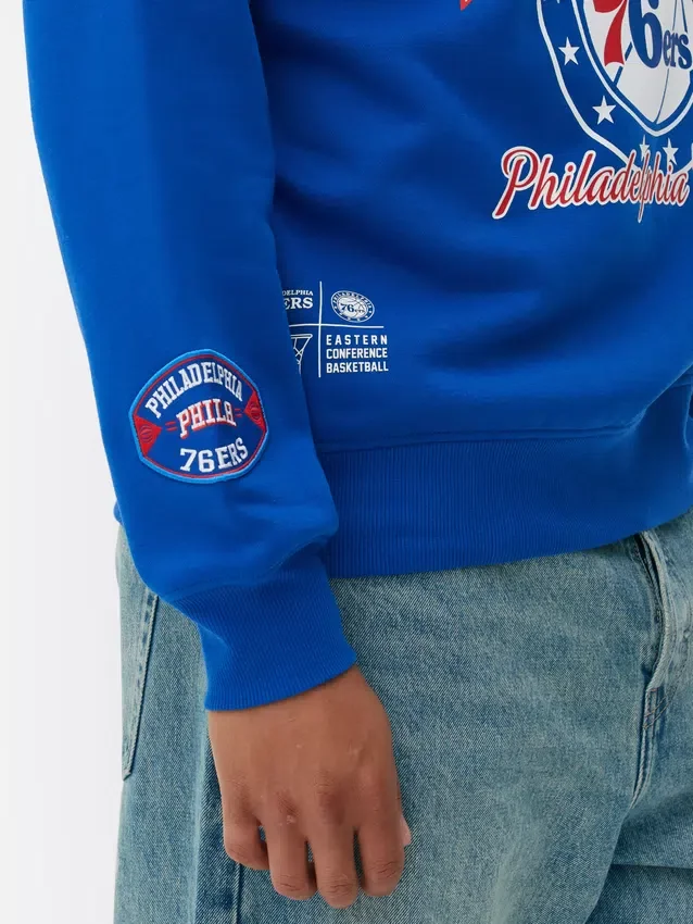 NBA Philadelphia 76ers Sweatshirt mit Grafikdruck NBA Philadelphia 76ers Sweatshirt mit Grafikdruck