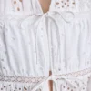 Oberteil aus Baumwollmischung mit Broderie-Verzierung und Knotenverschluss vorne Oberteil aus Baumwollmischung mit Broderie-Verzierung und Knotenverschluss vorne