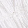 Oberteil aus Baumwollmischung mit Broderie-Verzierung und Knotenverschluss vorne Oberteil aus Baumwollmischung mit Broderie-Verzierung und Knotenverschluss vorne