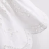 Oberteil aus Baumwollmischung mit Broderie-Verzierung und Knotenverschluss vorne Oberteil aus Baumwollmischung mit Broderie-Verzierung und Knotenverschluss vorne