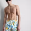 Orangefarbene Badeshorts mit strukturierter Oberfläche Orangefarbene Badeshorts mit strukturierter Oberfläche