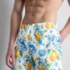 Orangefarbene Badeshorts mit strukturierter Oberfläche Orangefarbene Badeshorts mit strukturierter Oberfläche