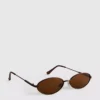 Ovale Sonnenbrille im 90er-Jahre-Stil mit getönten Gläsern Ovale Sonnenbrille im 90er-Jahre-Stil mit getönten Gläsern