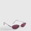 Ovale Sonnenbrille im 90er-Jahre-Stil mit getönten Gläsern Ovale Sonnenbrille im 90er-Jahre-Stil mit getönten Gläsern