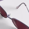 Ovale Sonnenbrille im 90er-Jahre-Stil mit getönten Gläsern Ovale Sonnenbrille im 90er-Jahre-Stil mit getönten Gläsern