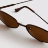 Ovale Sonnenbrille im 90er-Jahre-Stil mit getönten Gläsern Ovale Sonnenbrille im 90er-Jahre-Stil mit getönten Gläsern