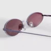 Ovale Sonnenbrille im 90er-Jahre-Stil mit getönten Gläsern Ovale Sonnenbrille im 90er-Jahre-Stil mit getönten Gläsern