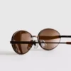 Ovale Sonnenbrille im 90er-Jahre-Stil mit getönten Gläsern Ovale Sonnenbrille im 90er-Jahre-Stil mit getönten Gläsern
