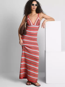 Paula Echevarría – gehäkeltes Maxikleid mit V-Ausschnitt