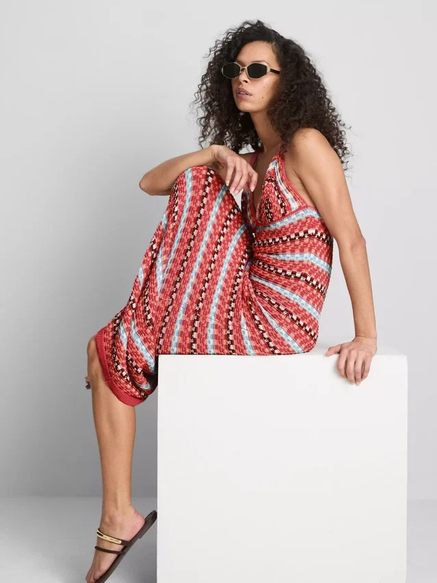 Paula Echevarría – gehäkeltes Maxikleid mit V-Ausschnitt Paula Echevarría – gehäkeltes Maxikleid mit V-Ausschnitt