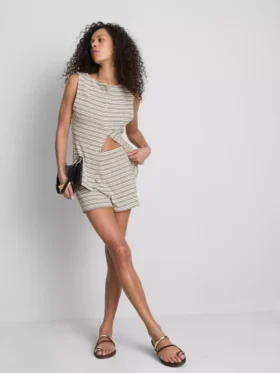 Paula Echevarría – Gestrickte gestreifte Mini-Shorts
