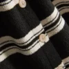 Paula Echevarría – Gestricktes, gestreiftes Oberteil mit Knopfleiste Paula Echevarría – Gestricktes, gestreiftes Oberteil mit Knopfleiste