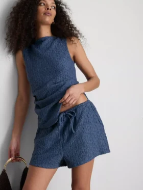 Paula Echevarría – Lässige Crinkle-Shorts