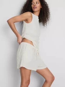 Paula Echevarría – Lässige Crinkle-Shorts