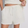 Paula Echevarría – Lässige Crinkle-Shorts